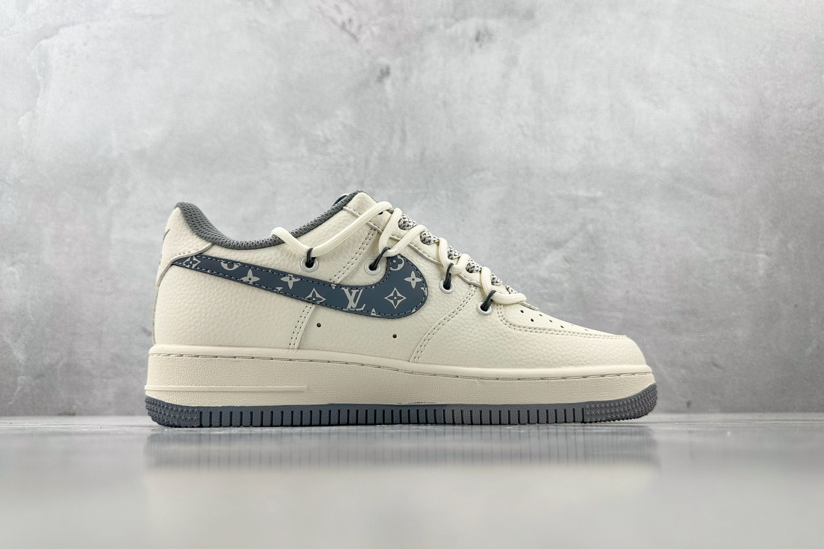 XC 
Nike Air Force 1'07 LV 联名 米白灰

货号：DM6868 065
尺码：