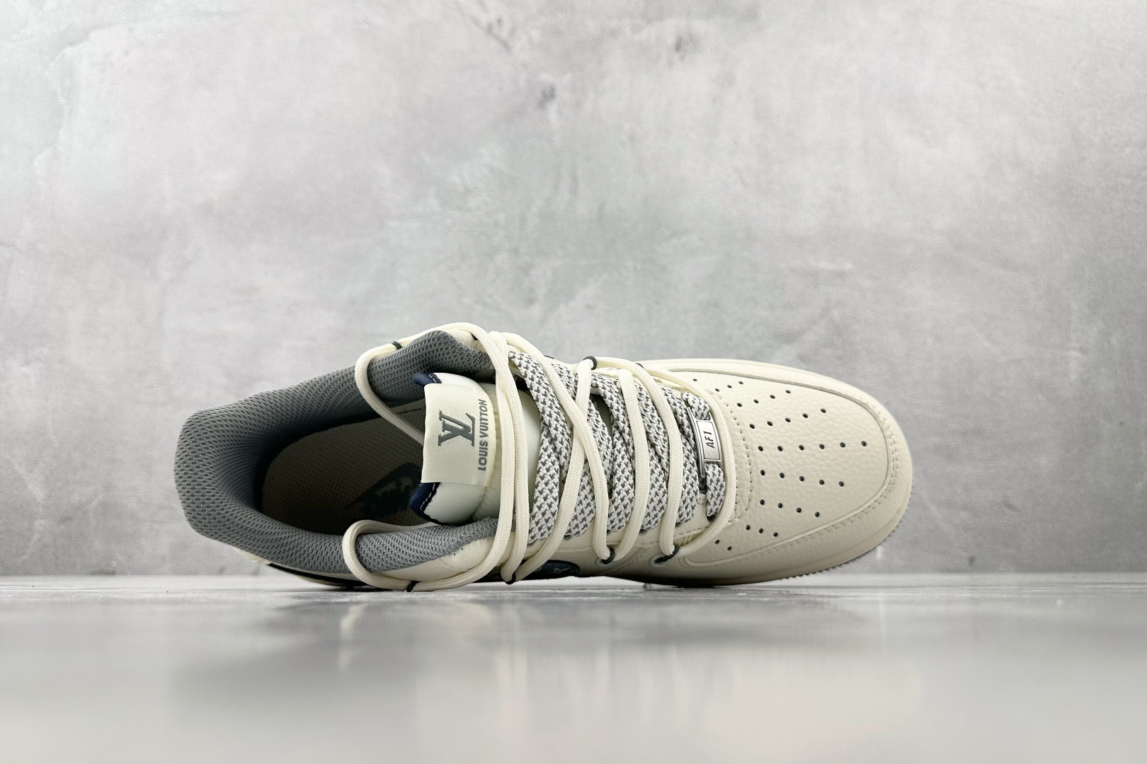 XC 
Nike Air Force 1'07 LV 联名 米白灰

货号：DM6868 065
尺码：