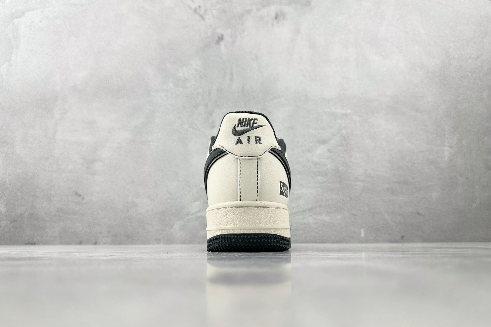 XC 
Nike Air Force 1'07 Supreme 联名 米白灰

货号：XZ6188 36
