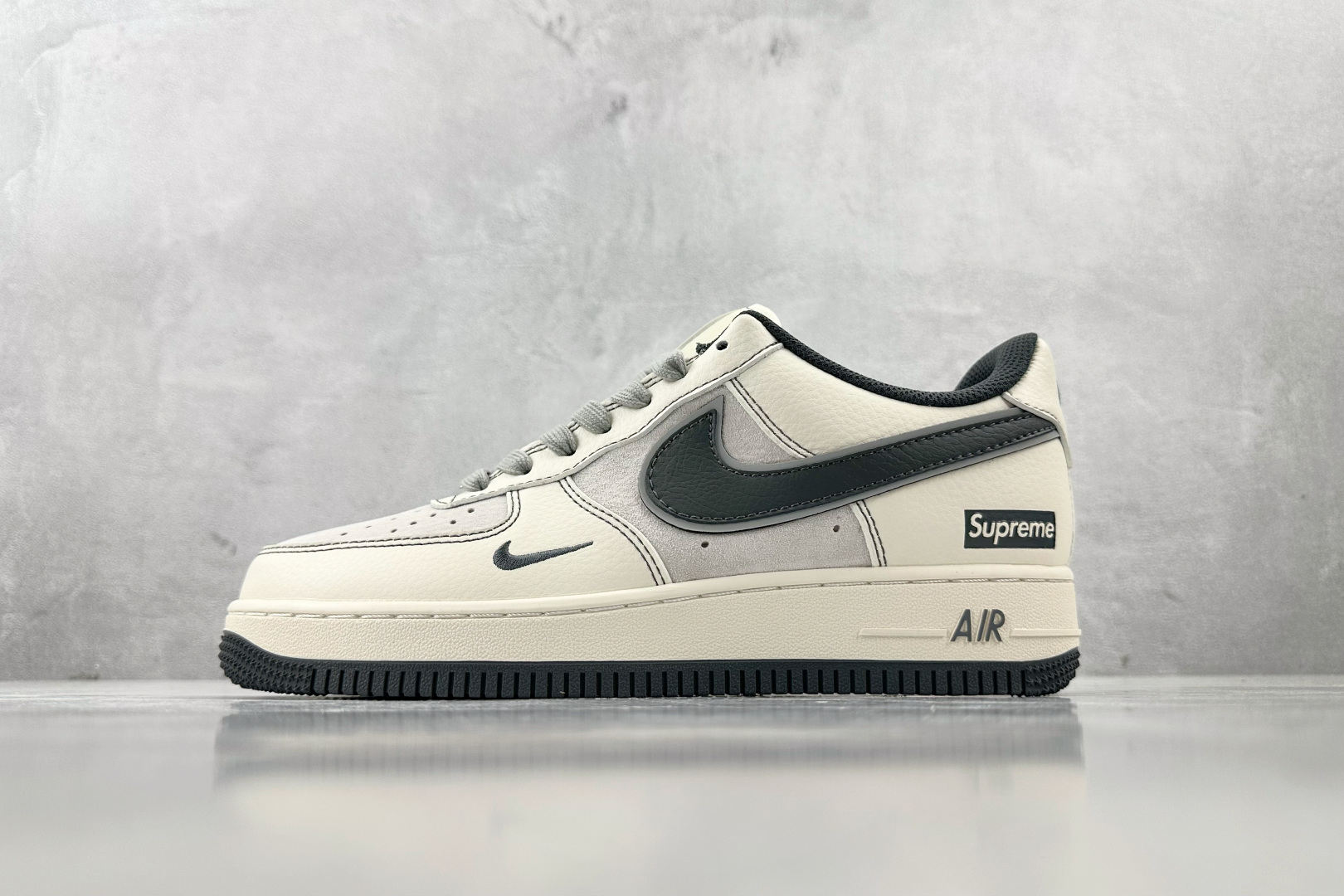 XC 
Nike Air Force 1'07 Supreme 联名 米白灰

货号：XZ6188 36