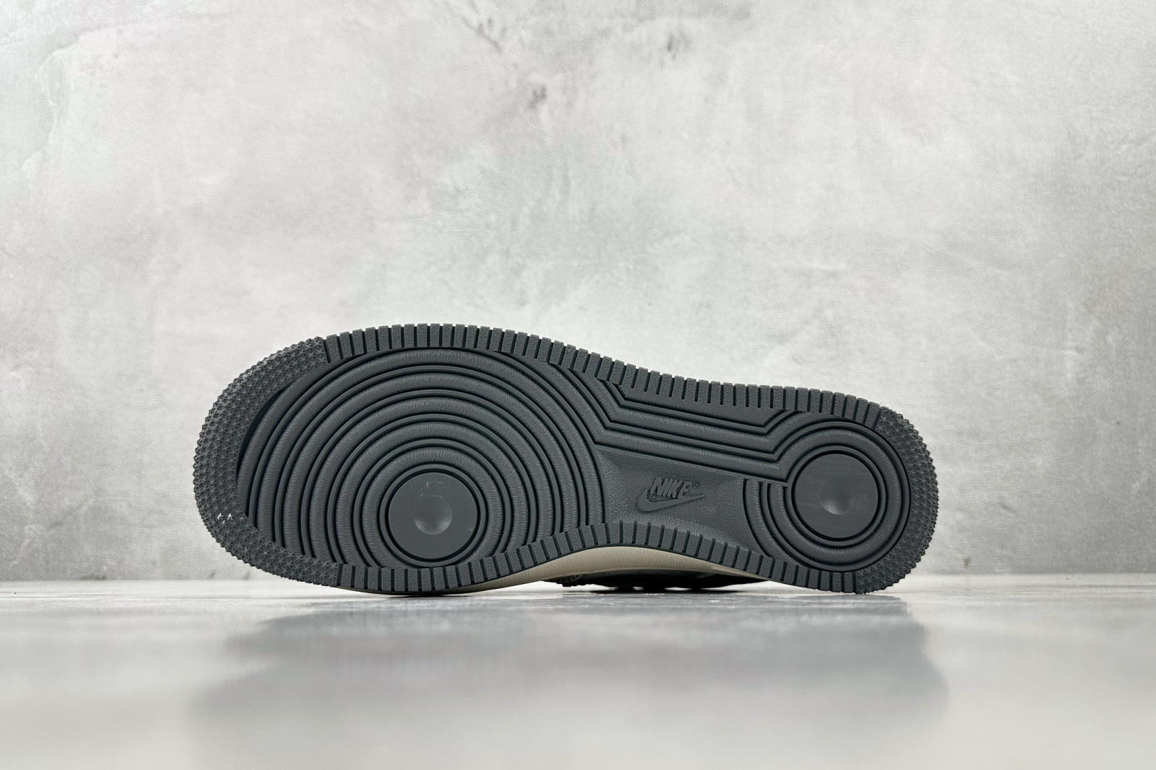 XC 
Nike Air Force 1'07 Supreme 联名 米白灰

货号：XZ6188 36