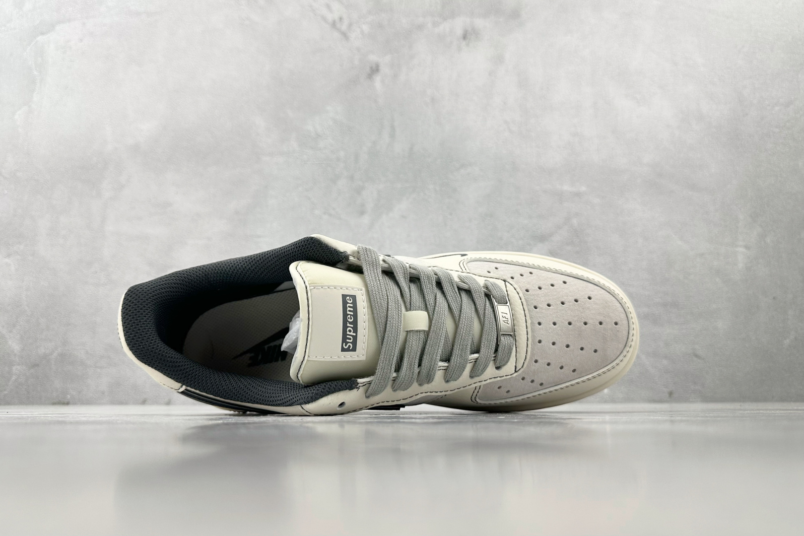 XC 
Nike Air Force 1'07 Supreme 联名 米白灰

货号：XZ6188 36