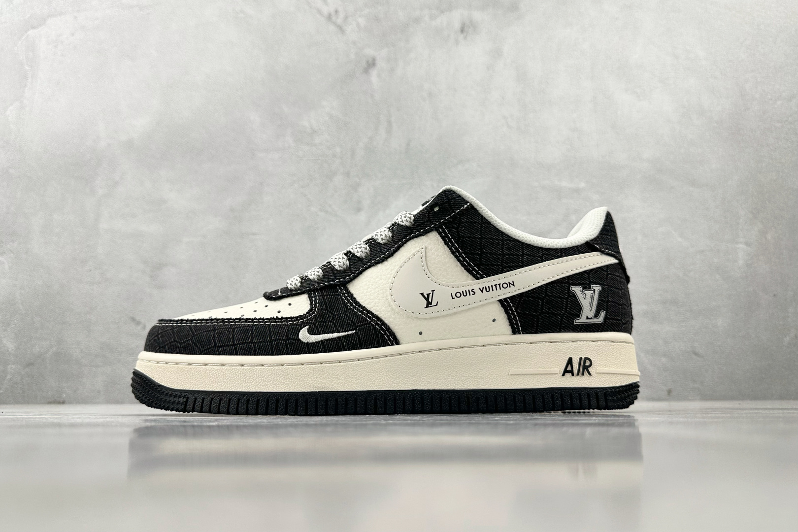 XC 
Nike Air Force 1'07 LV 联名 黑白

货号：XS1958 550
尺码：3