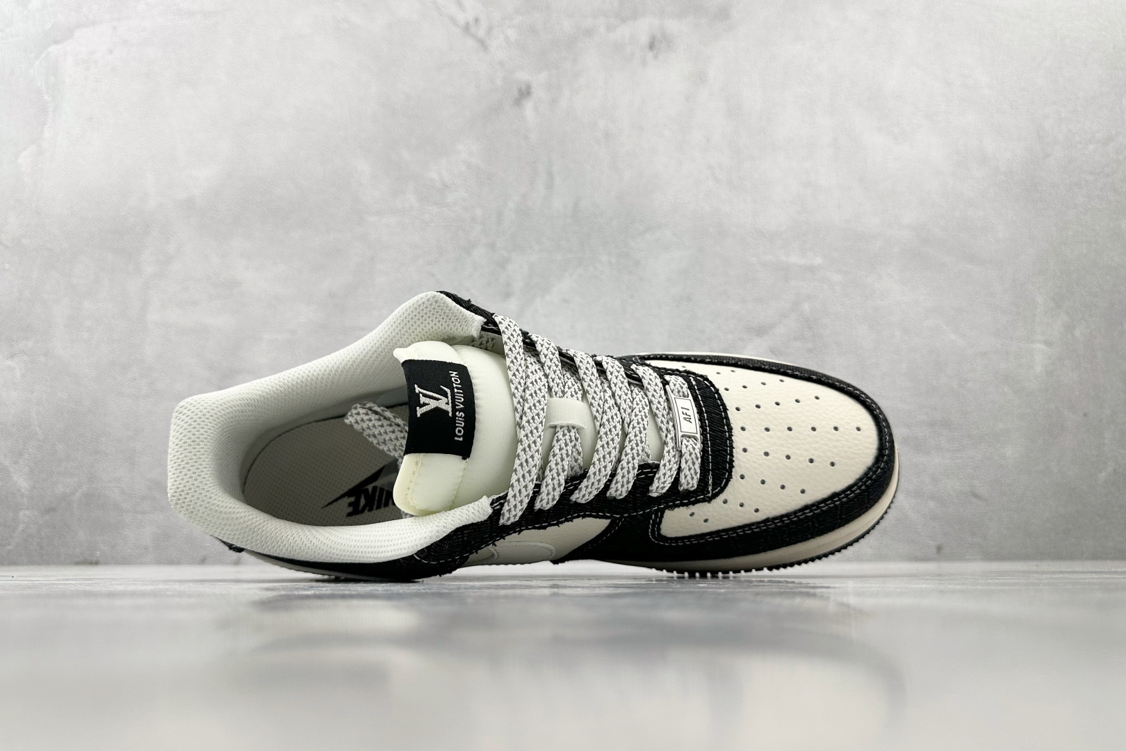XC 
Nike Air Force 1'07 LV 联名 黑白

货号：XS1958 550
尺码：3