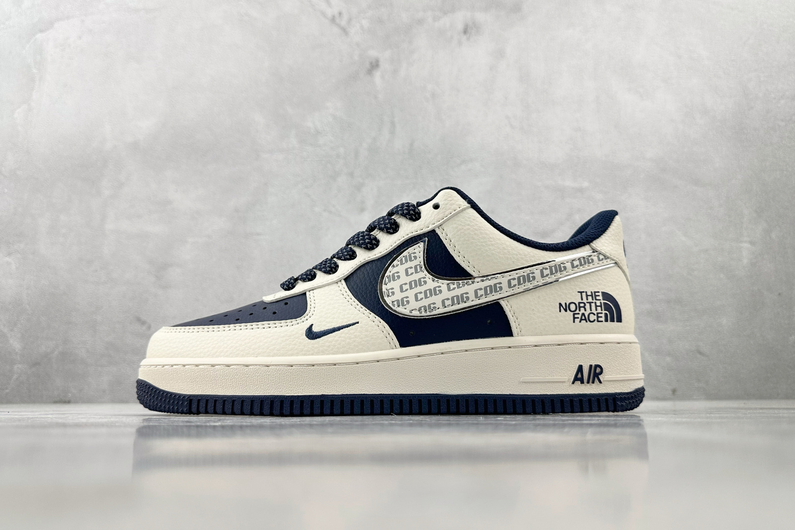 XC 
Nike Air Force 1'07 北面 联名 米白蓝

货号：HH7518 075
尺码：