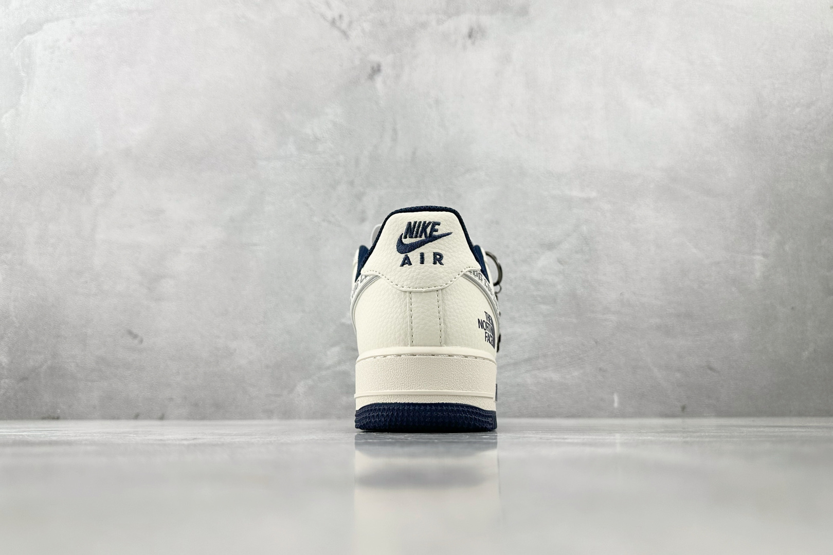 XC 
Nike Air Force 1'07 北面 联名 米白蓝

货号：HH7518 075
尺码：