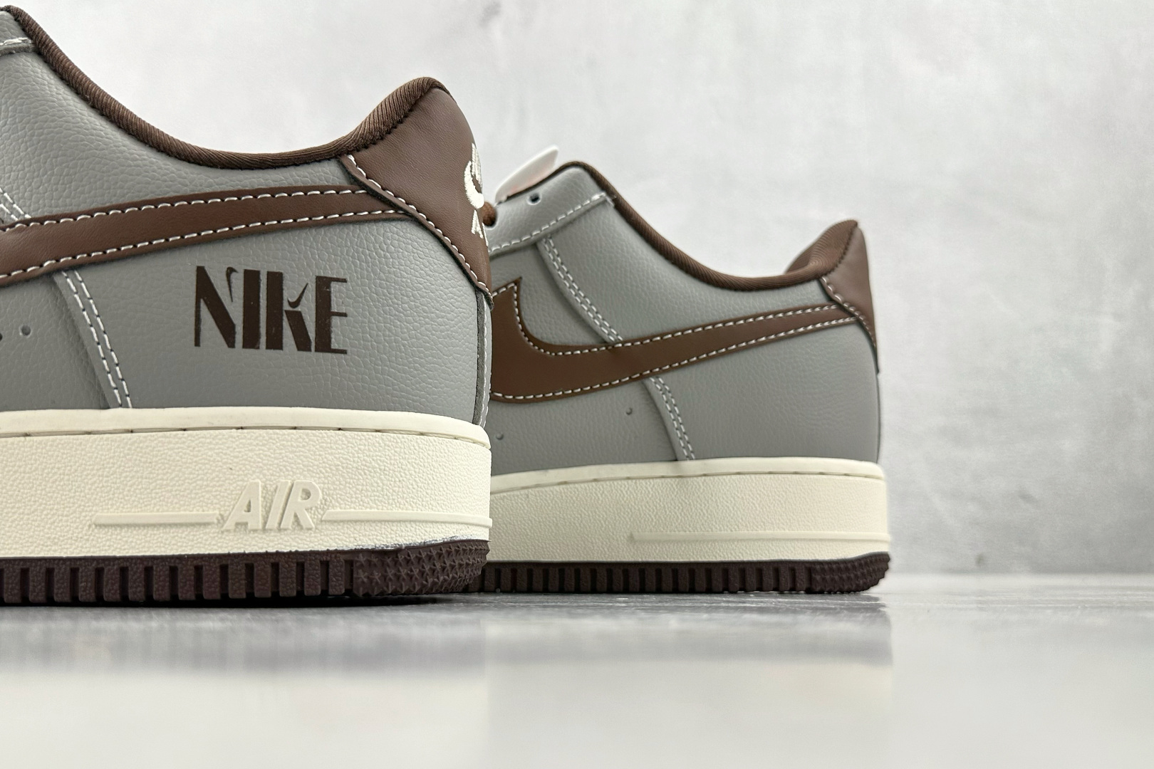 XC 
Nike Air Force 1'07 NIKE 联名 深灰棕

货号：KK1988 073
尺