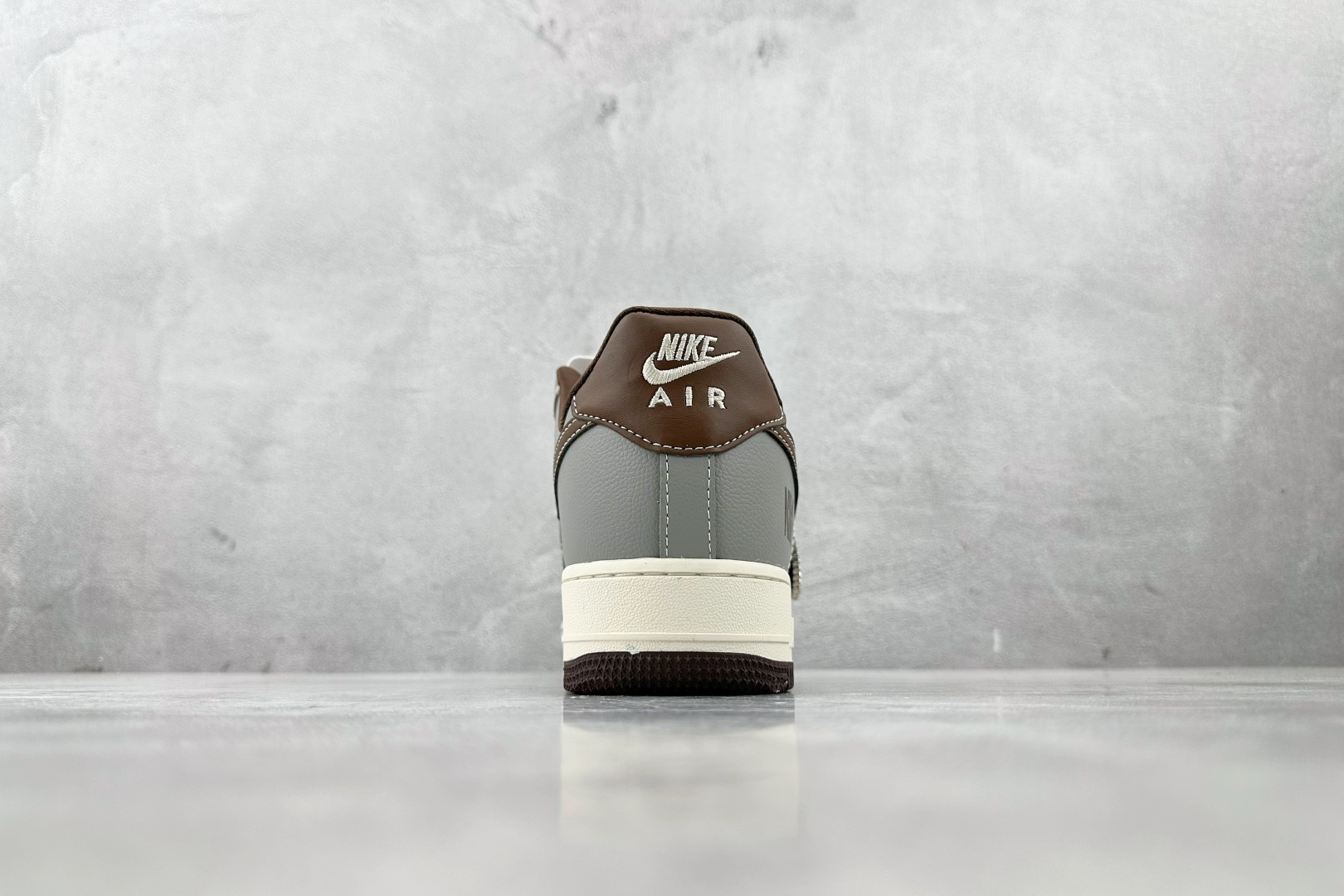XC 
Nike Air Force 1'07 NIKE 联名 深灰棕

货号：KK1988 073
尺
