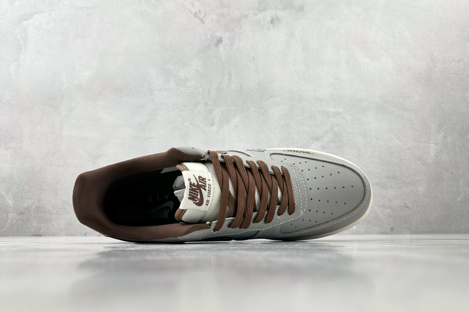 XC 
Nike Air Force 1'07 NIKE 联名 深灰棕

货号：KK1988 073
尺