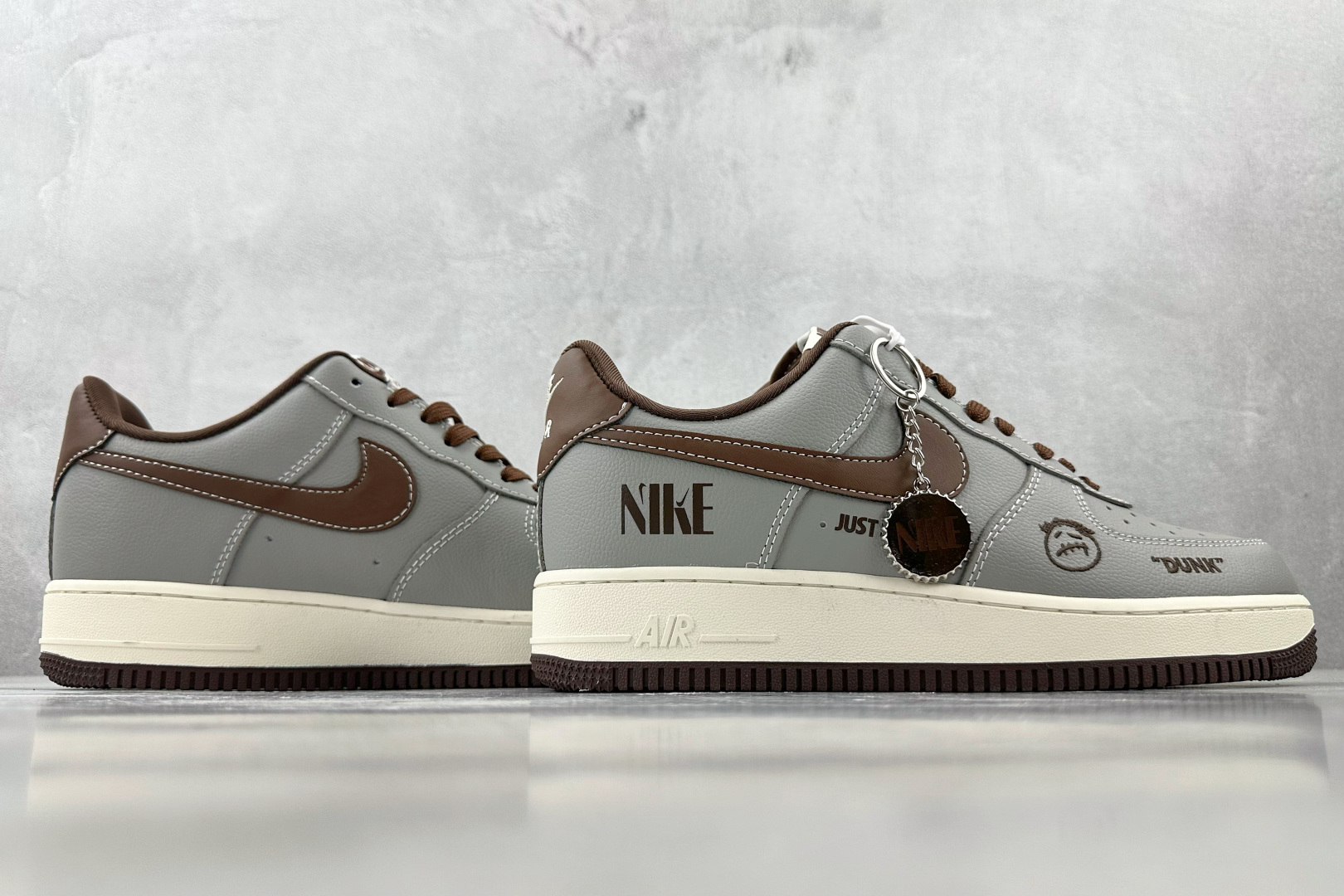 XC 
Nike Air Force 1'07 NIKE 联名 深灰棕

货号：KK1988 073
尺