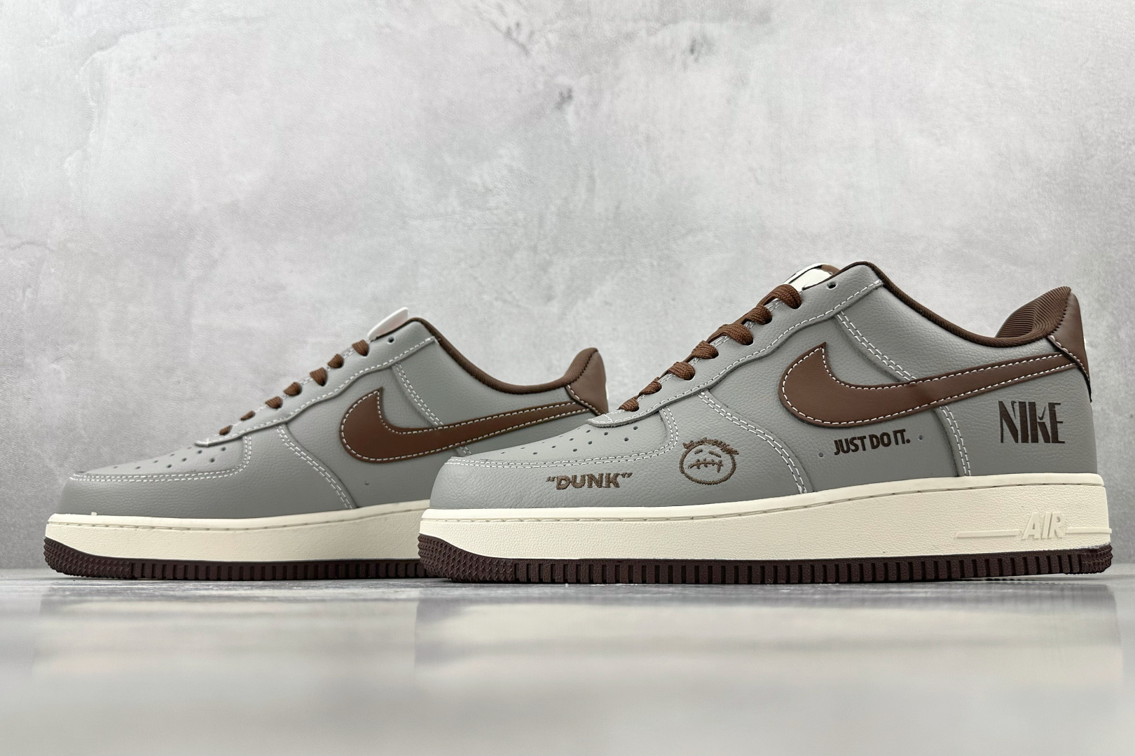 XC 
Nike Air Force 1'07 NIKE 联名 深灰棕

货号：KK1988 073
尺