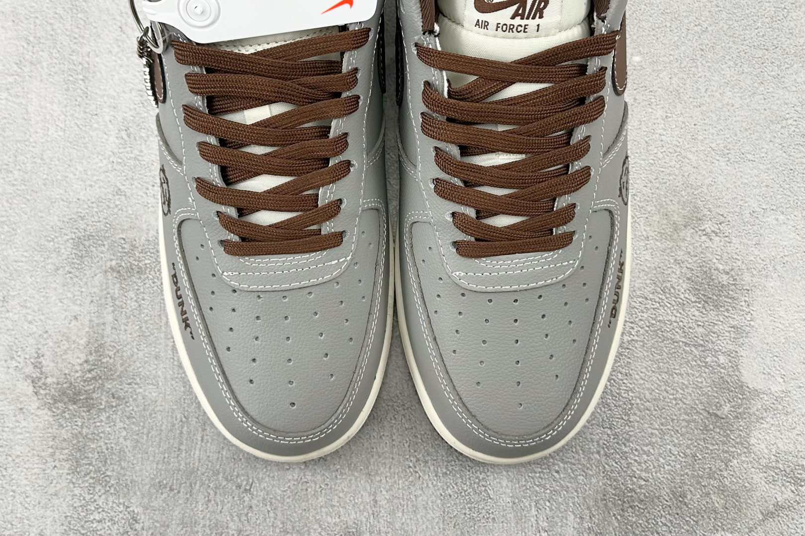 XC 
Nike Air Force 1'07 NIKE 联名 深灰棕

货号：KK1988 073
尺