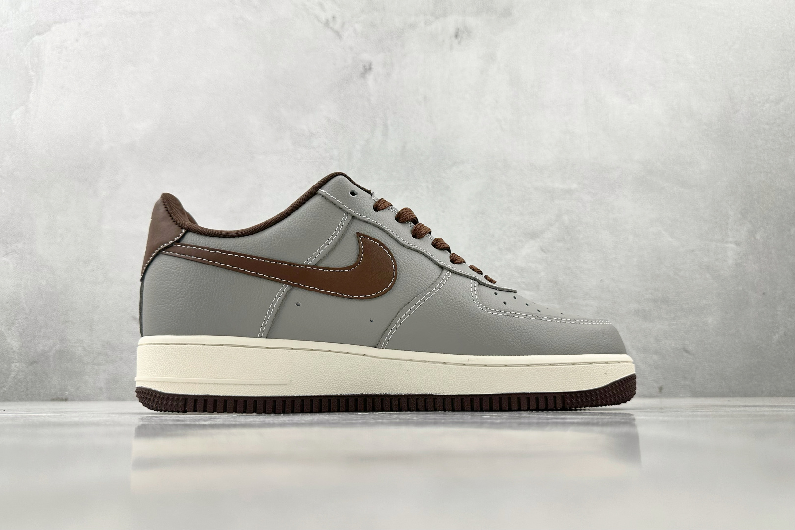 XC 
Nike Air Force 1'07 NIKE 联名 深灰棕

货号：KK1988 073
尺