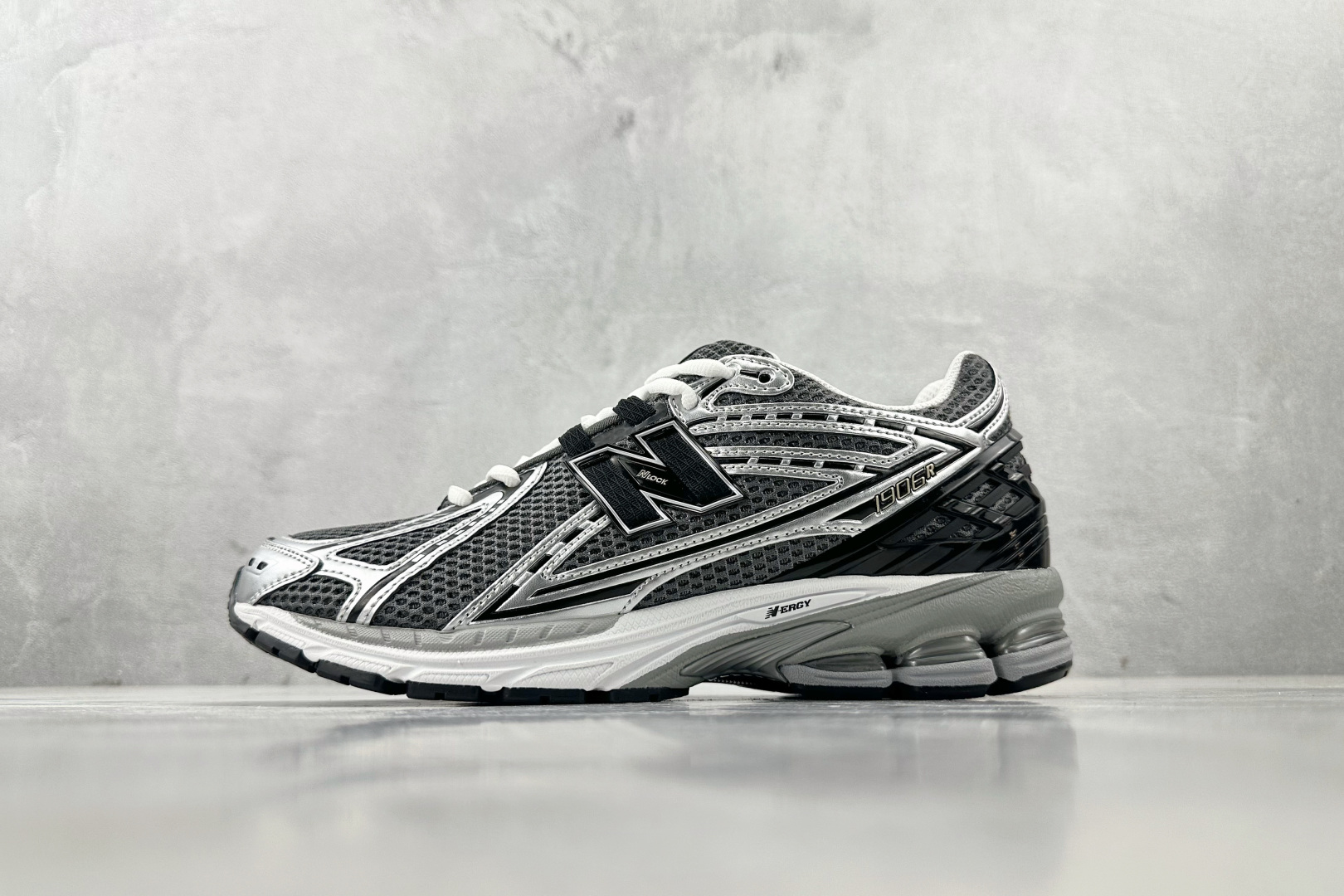 C 版 
大厂出品  New Balance 1906R 银黑色

货号：U1906RCG
尺码：36 