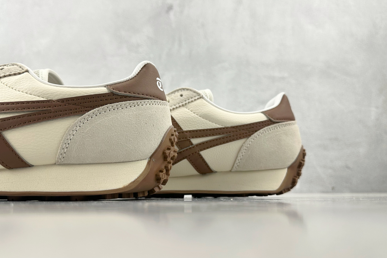 ZX 神版 
Onitsuka Tiger鬼塚虎 Edr 78 米棕色

货号：1183C207-200