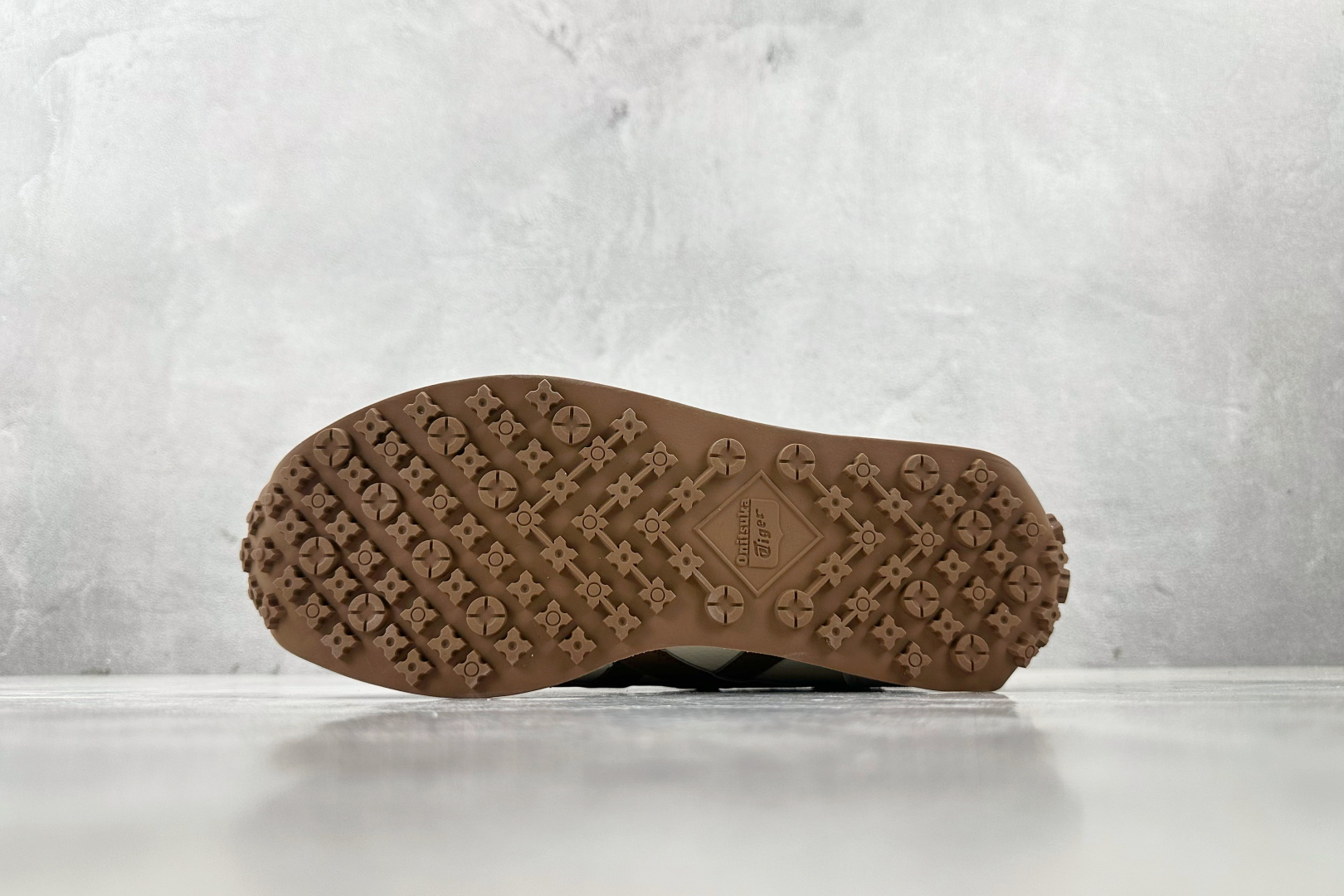 ZX 神版 
Onitsuka Tiger鬼塚虎 Edr 78 米棕色

货号：1183C207-200