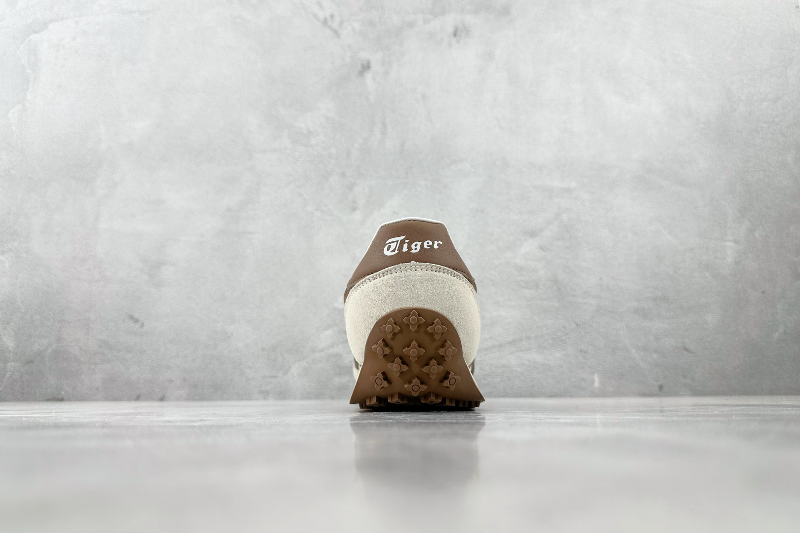 ZX 神版 
Onitsuka Tiger鬼塚虎 Edr 78 米棕色

货号：1183C207-200