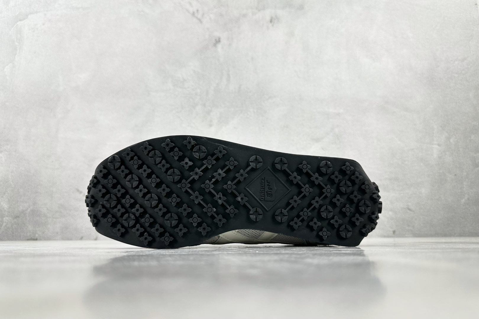 ZX 神版 
Onitsuka Tiger鬼塚虎 Edr 78 灰

货号：1183B395-020
尺