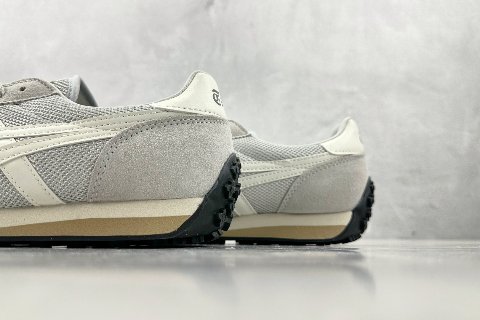 ZX 神版 
Onitsuka Tiger鬼塚虎 Edr 78 灰

货号：1183B395-020
尺