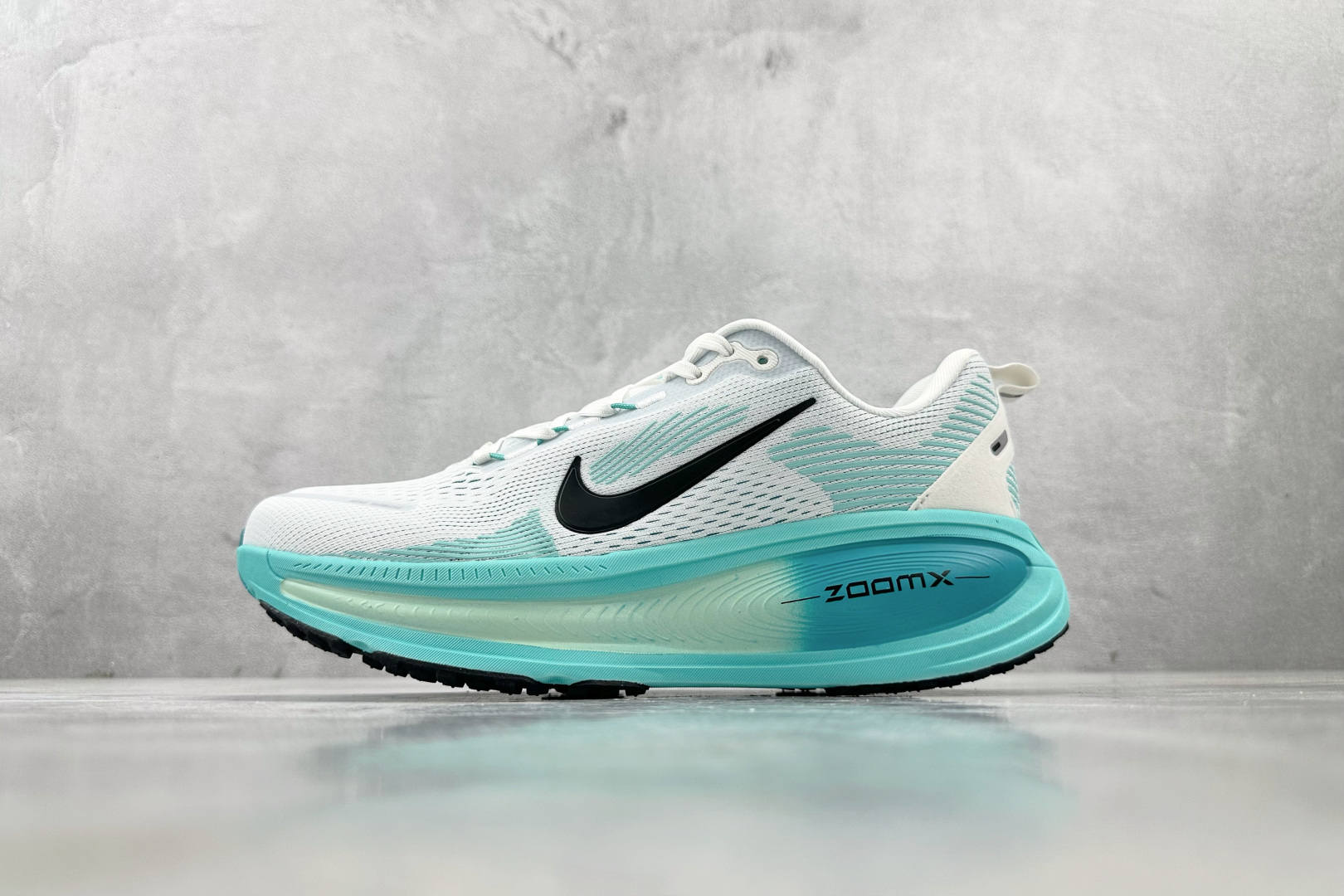GT 
全套数据私模 Nike Vomero 18 绿灰色

货号：HM6803-103
尺码：36 3