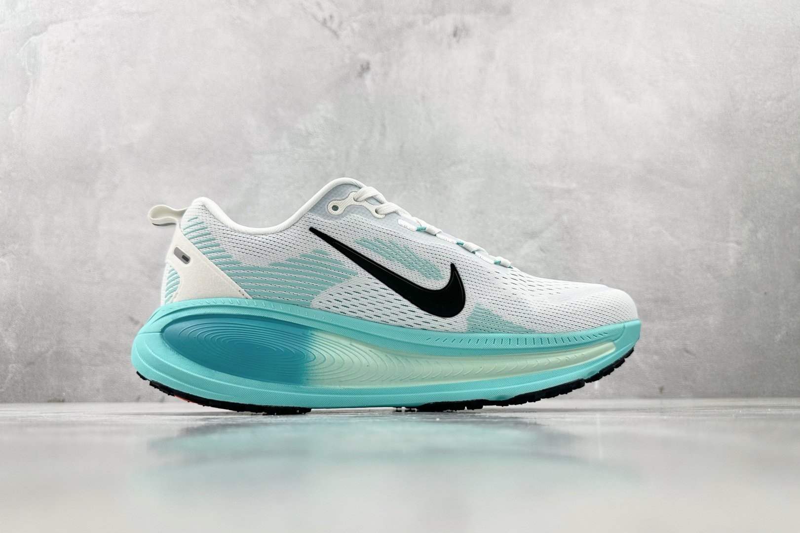 GT 
全套数据私模 Nike Vomero 18 绿灰色

货号：HM6803-103
尺码：36 3