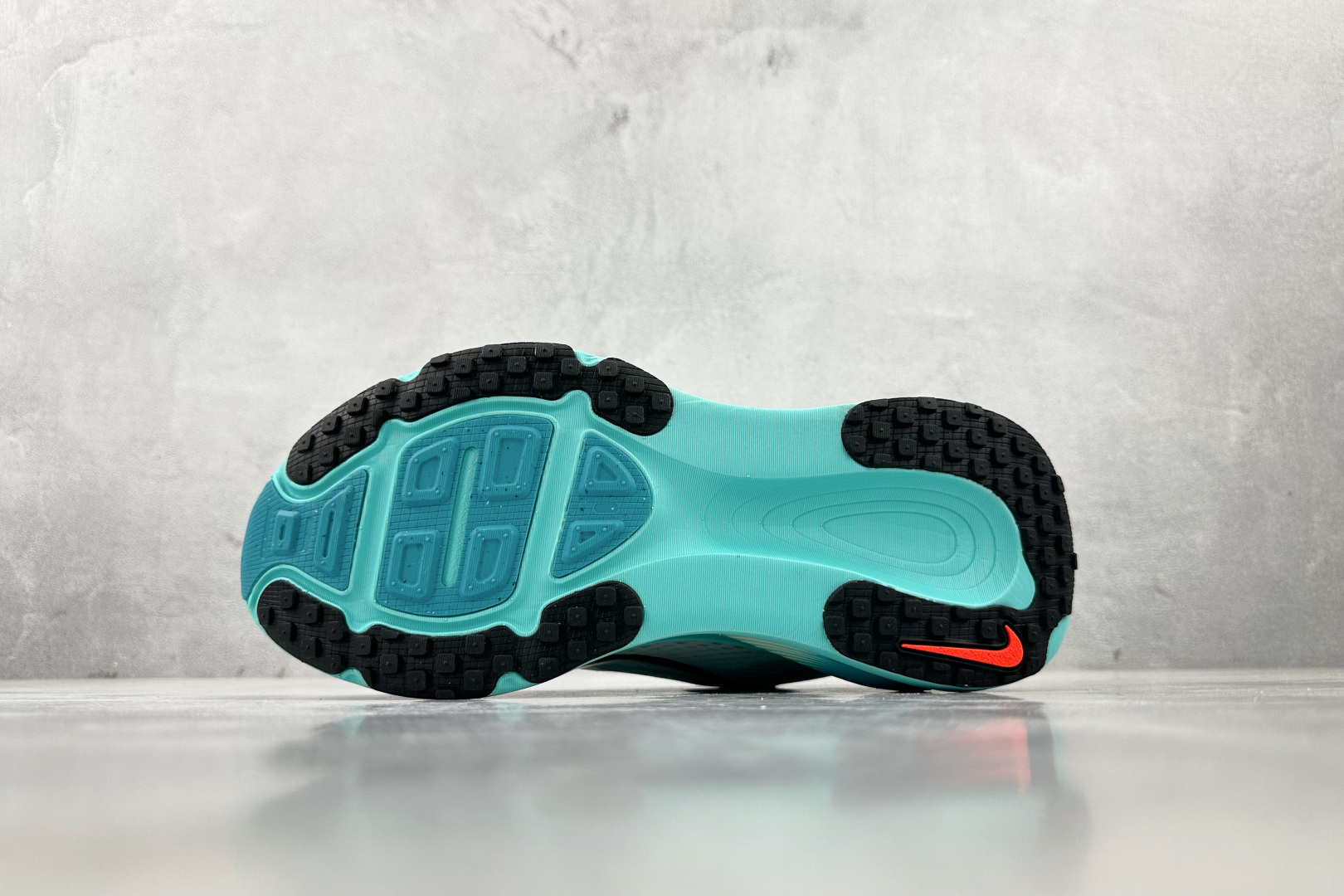GT 
全套数据私模 Nike Vomero 18 绿灰色

货号：HM6803-103
尺码：36 3