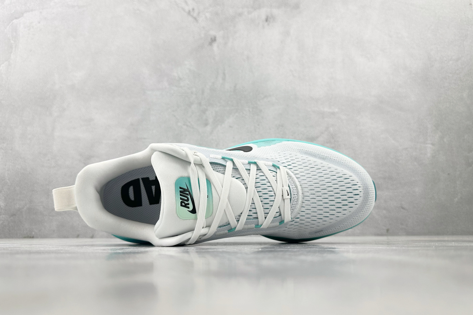 GT 
全套数据私模 Nike Vomero 18 绿灰色

货号：HM6803-103
尺码：36 3