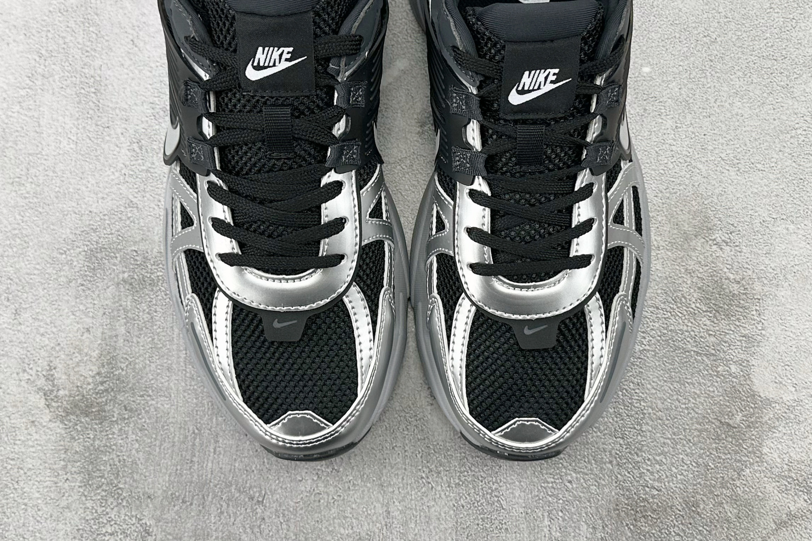 ZX 神版 
Nike V2K Run 黑色

货号：FD0736-005
尺码：36 36.5 37 
