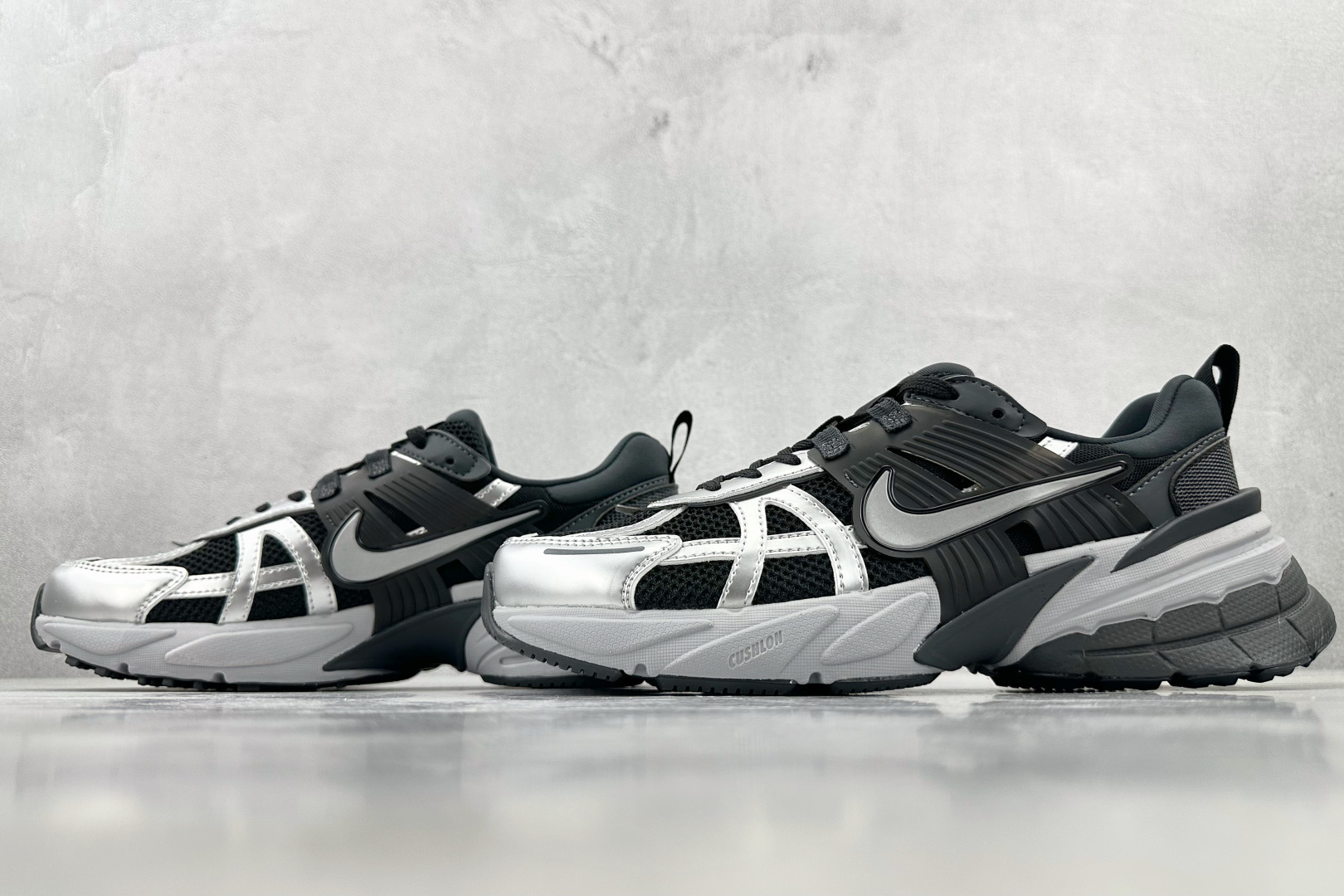 ZX 神版 
Nike V2K Run 黑色

货号：FD0736-005
尺码：36 36.5 37 