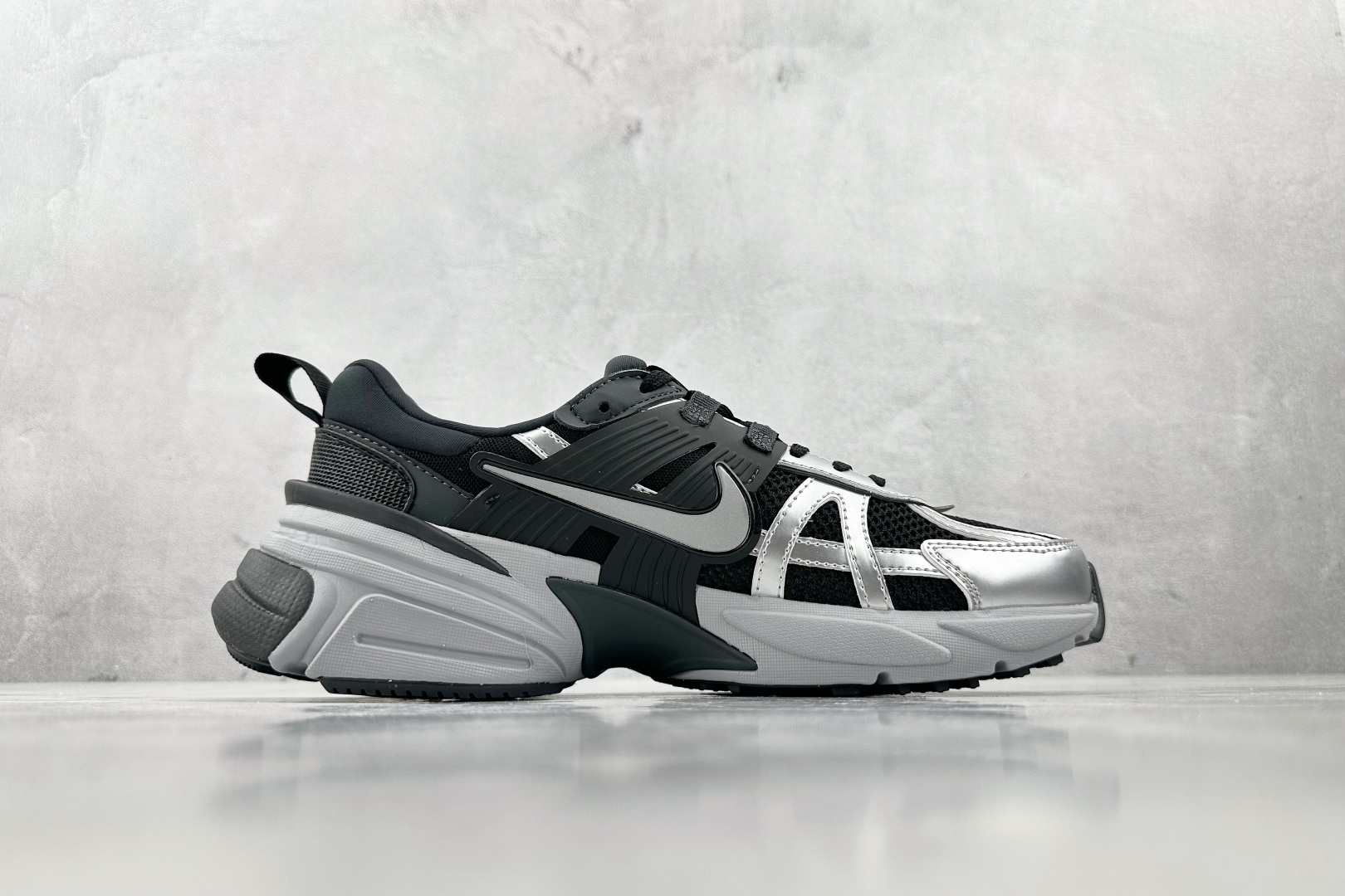 ZX 神版 
Nike V2K Run 黑色

货号：FD0736-005
尺码：36 36.5 37 