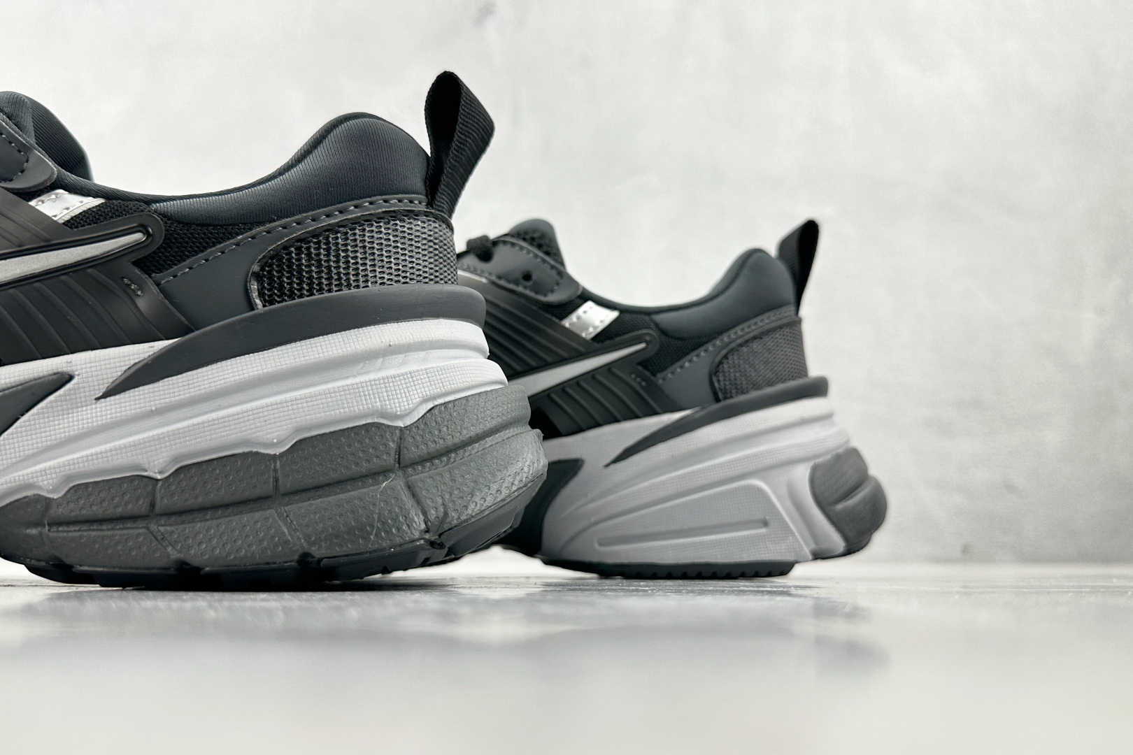 ZX 神版 
Nike V2K Run 黑色

货号：FD0736-005
尺码：36 36.5 37 