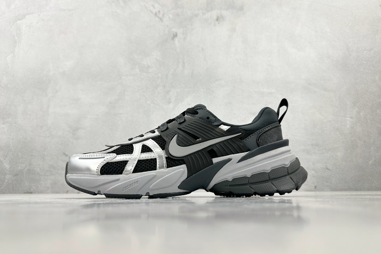 ZX 神版 
Nike V2K Run 黑色

货号：FD0736-005
尺码：36 36.5 37 