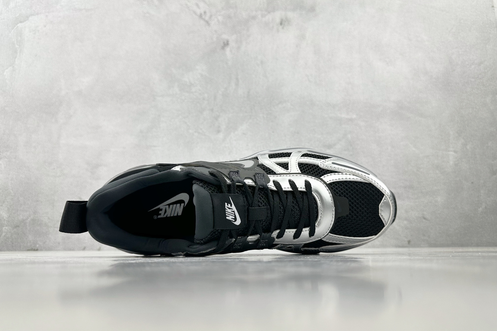 ZX 神版 
Nike V2K Run 黑色

货号：FD0736-005
尺码：36 36.5 37 