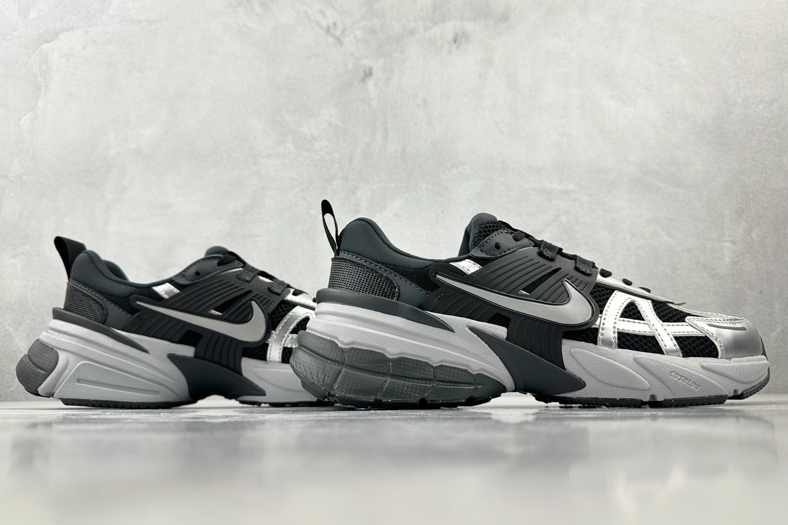 ZX 神版 
Nike V2K Run 黑色

货号：FD0736-005
尺码：36 36.5 37 