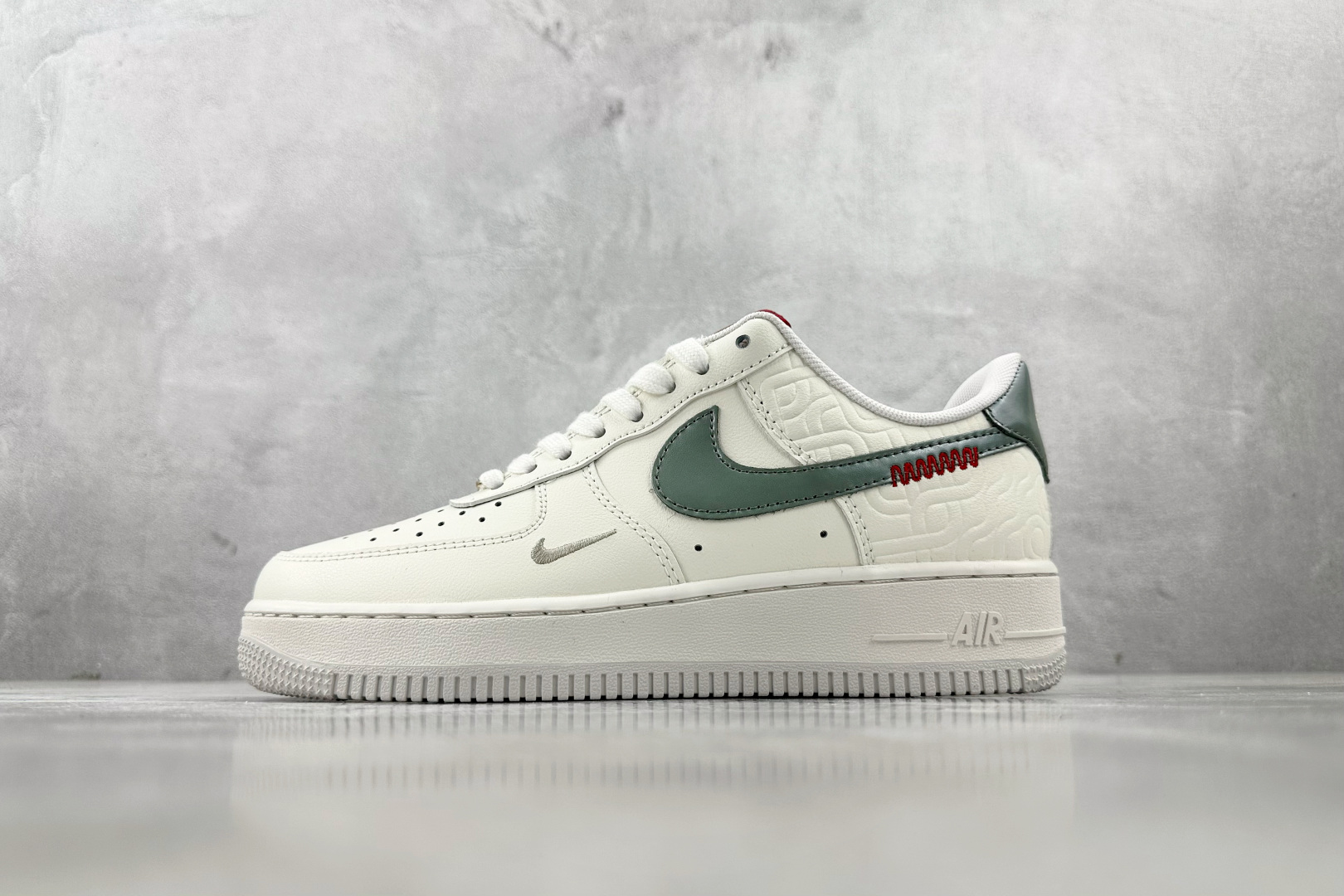 NO1 版 
Nike Air Force 1 CNYYear of the Snake”“蛇年”白色
