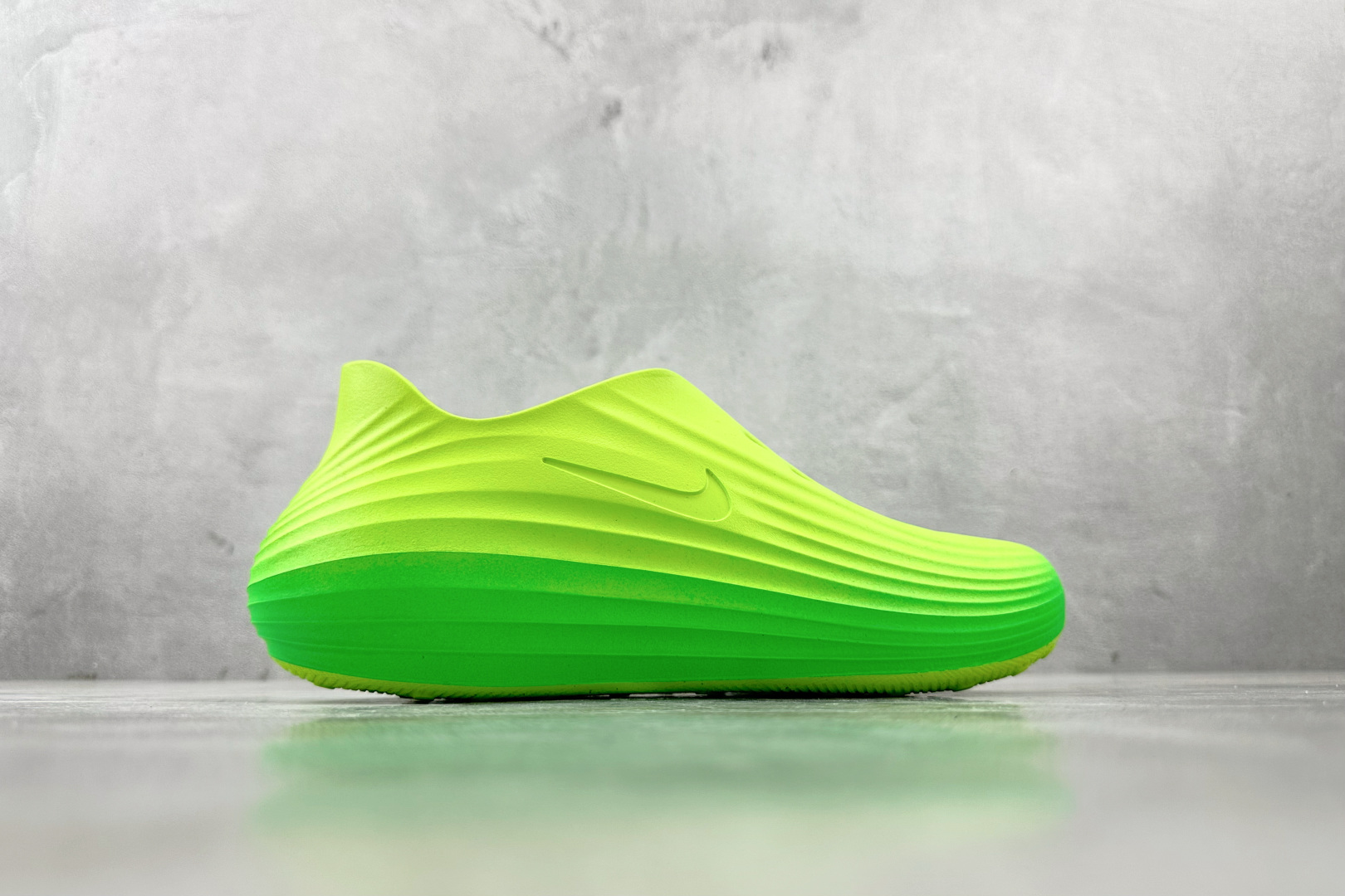 CD 
Nike ReactX Rejuven8 Green Strike 绿色

货号：HV5060-