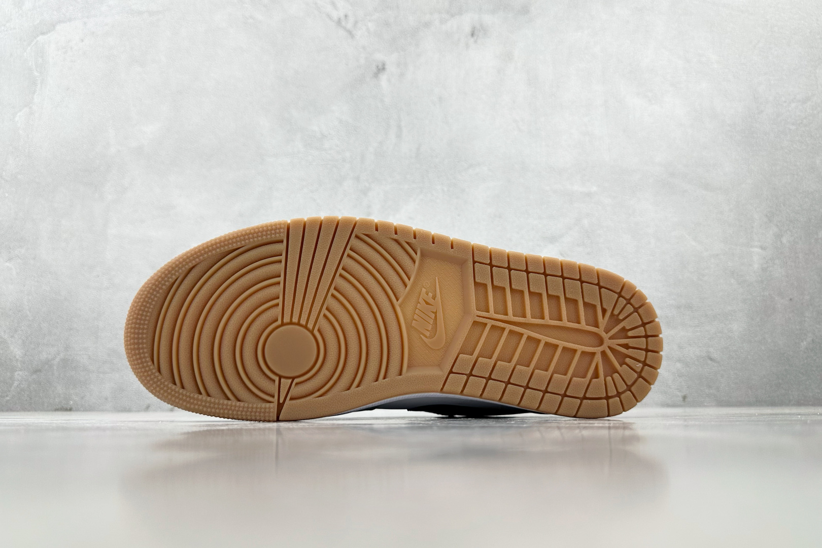 VT 
外贸批次  Jordan Air Jordan 1 Low 白色

货号：-146
尺码：36 
