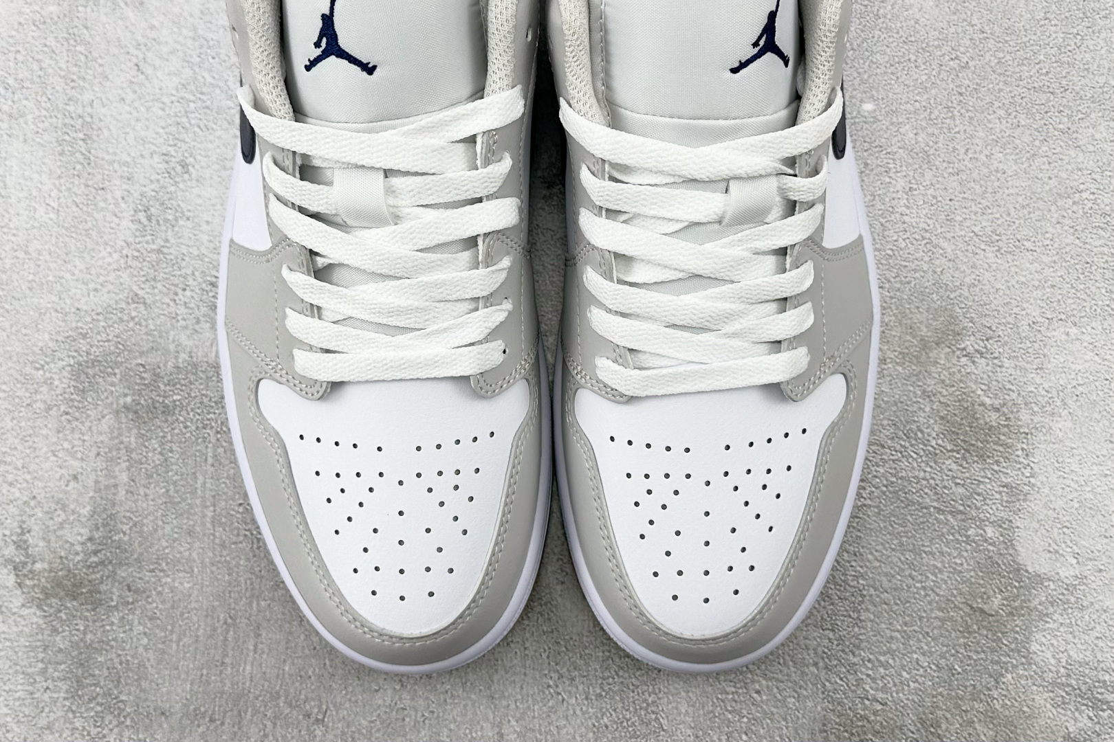 VT 
外贸批次  Jordan Air Jordan 1 Low 白色

货号：-146
尺码：36 