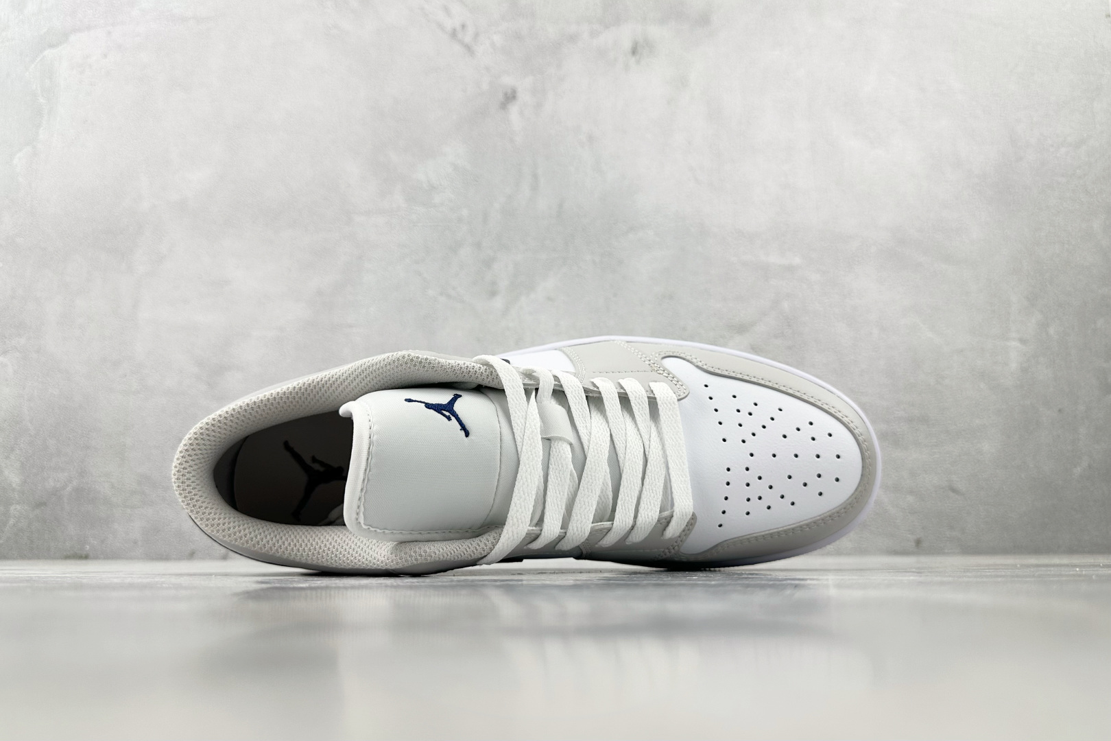 VT 
外贸批次  Jordan Air Jordan 1 Low 白色

货号：-146
尺码：36 