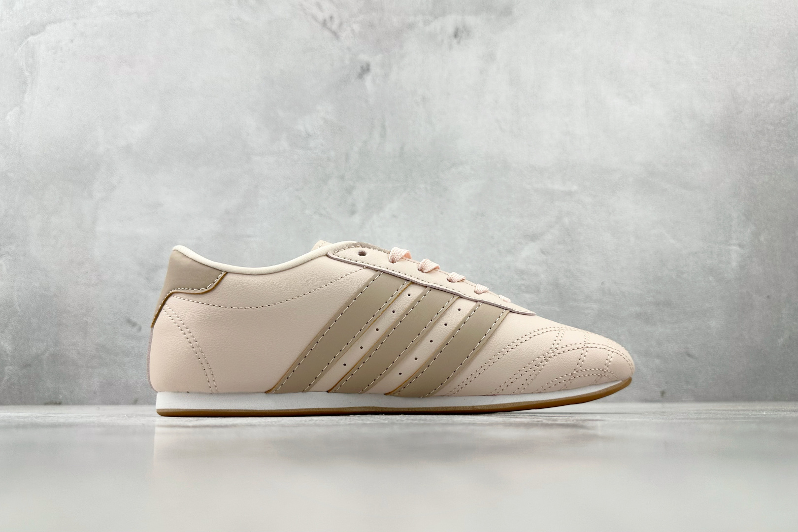 R 版 
出口订单 adidas originals Taekwondo 粉色

货号 ：JS0304
