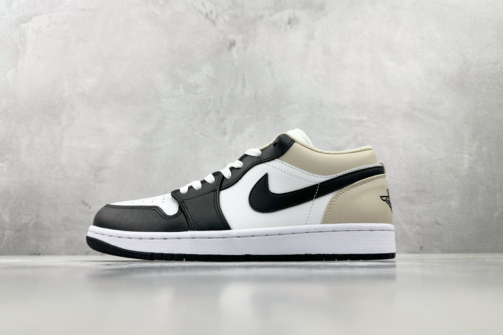 XC 
Jordan Air Jordan 1 白黑色

货号：-153
尺码：36 36.5 37 3