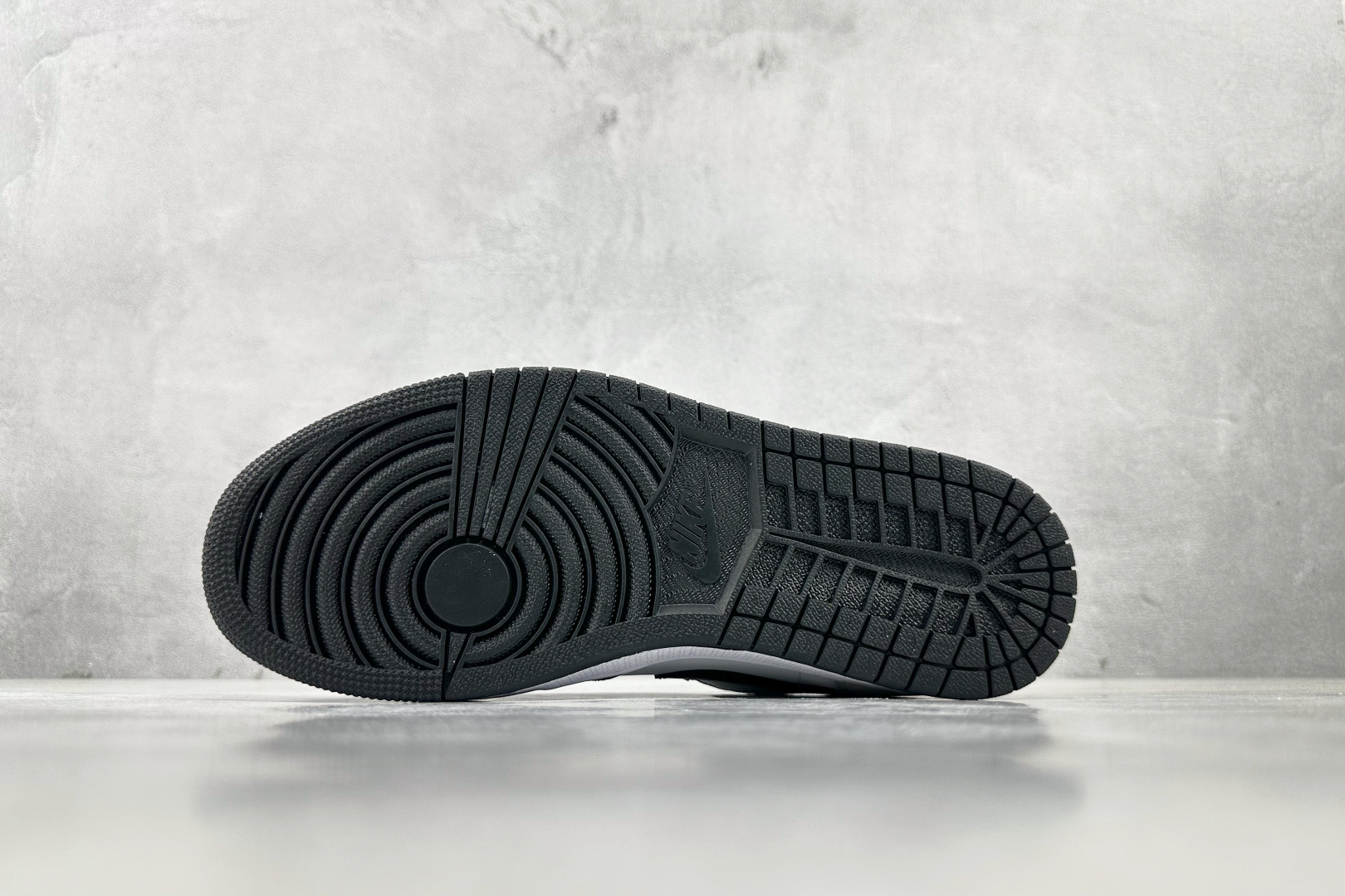 XC 
Jordan Air Jordan 1 白黑色

货号：-153
尺码：36 36.5 37 3