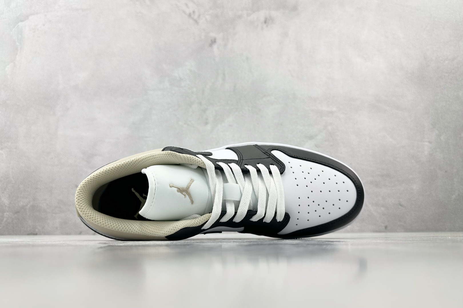 XC 
Jordan Air Jordan 1 白黑色

货号：-153
尺码：36 36.5 37 3