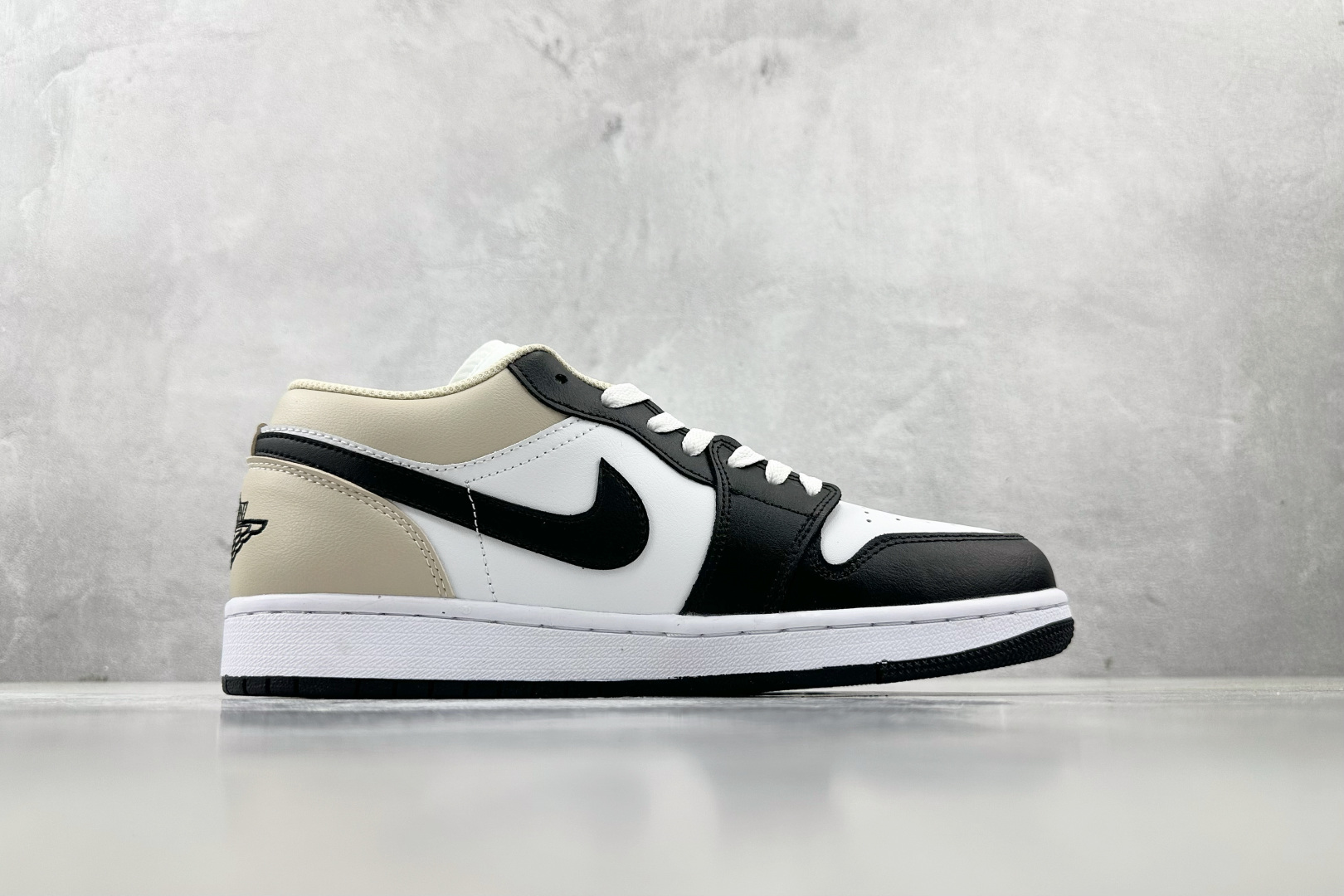 XC 
Jordan Air Jordan 1 白黑色

货号：-153
尺码：36 36.5 37 3