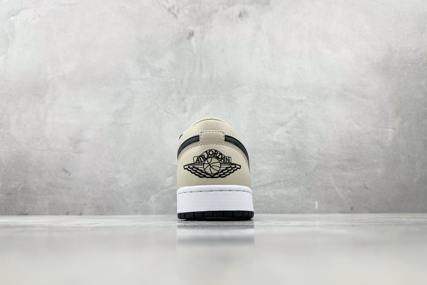 XC 
Jordan Air Jordan 1 白黑色

货号：-153
尺码：36 36.5 37 3