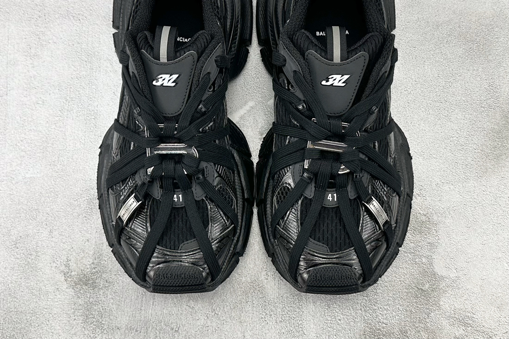  XA 
最新外贸批次Balenciaga 巴黎世家 3XL 黑色

货号：W3XCH1000
尺码：3
