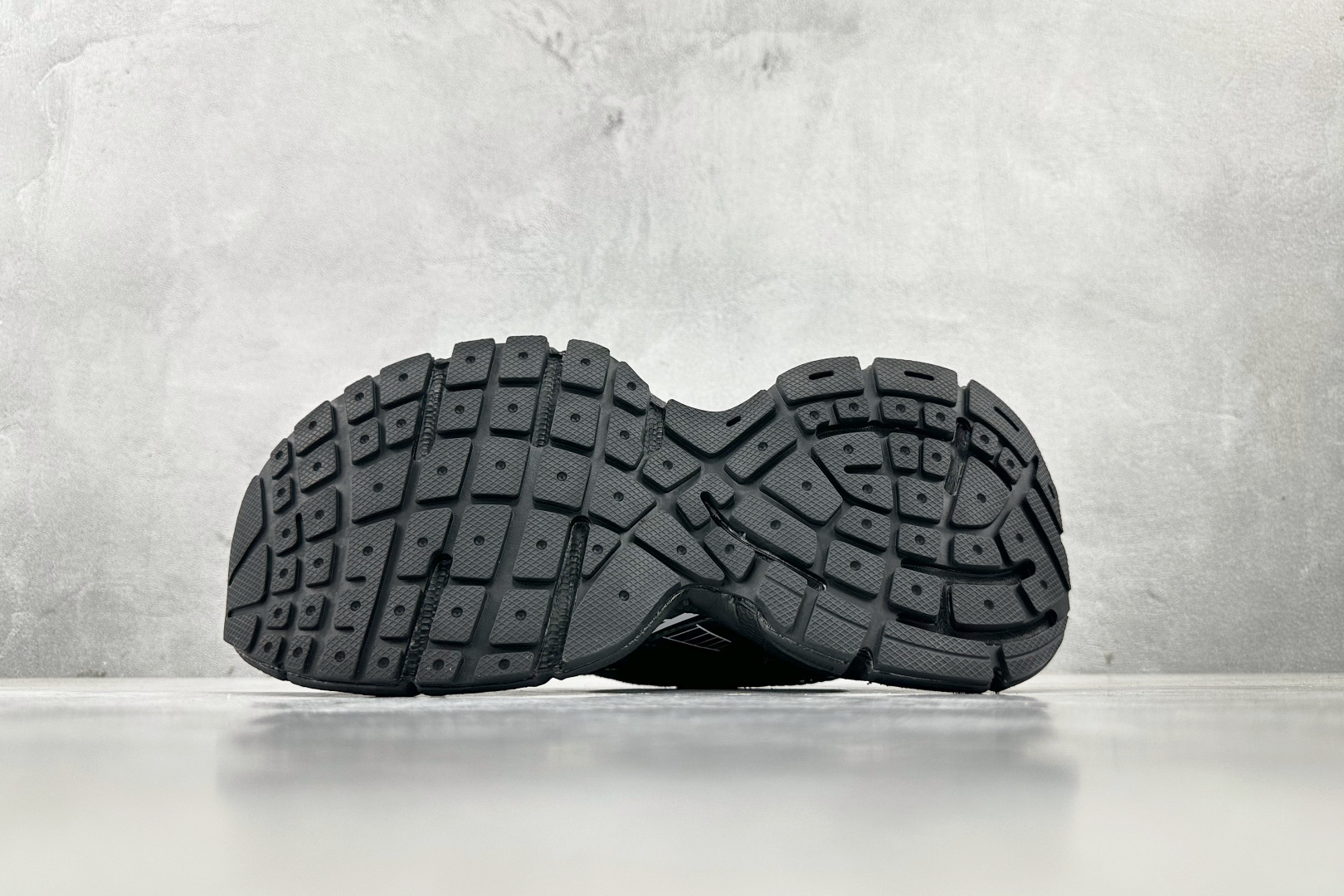 VG 
代购版 Balenciaga巴黎世家 3XL 黑白绑带

货号： W3XCH 0102
尺码：3