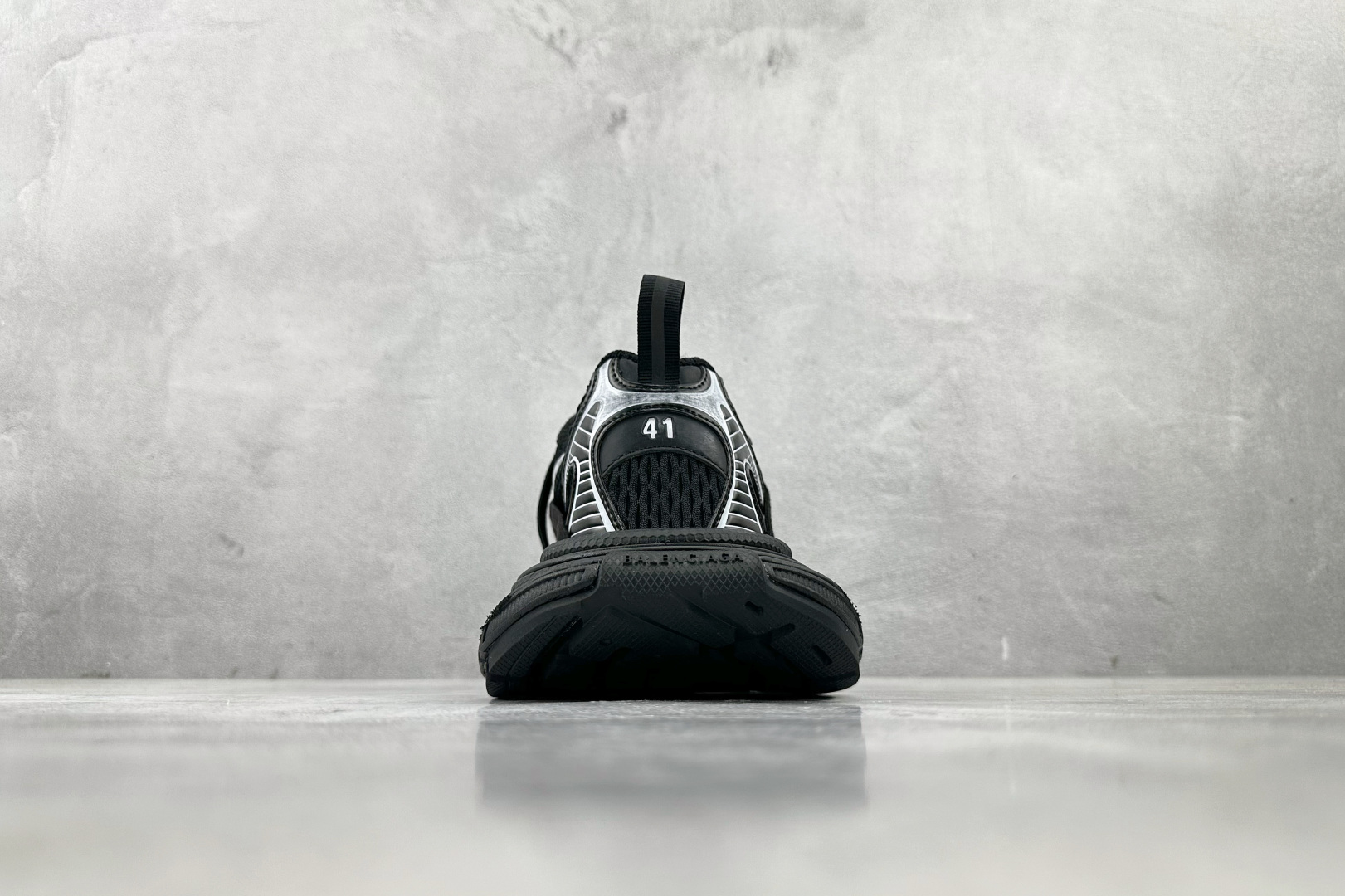 VG 
代购版 Balenciaga巴黎世家 3XL 黑白绑带

货号： W3XCH 0102
尺码：3