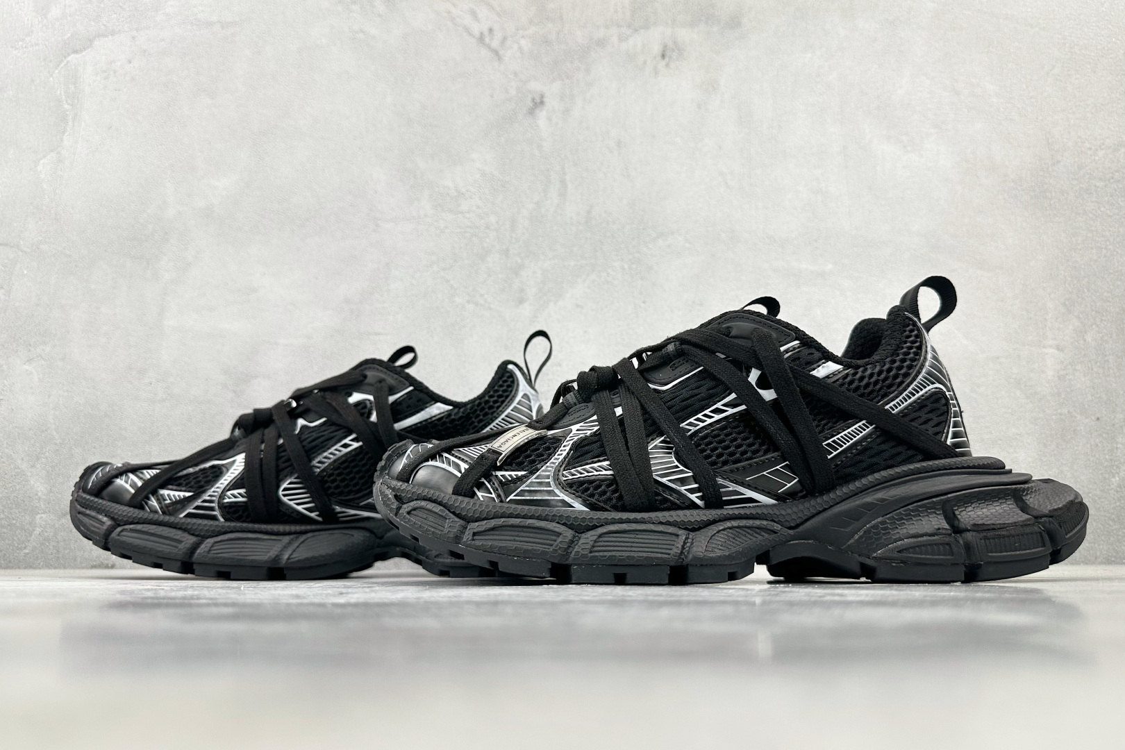 VG 
代购版 Balenciaga巴黎世家 3XL 黑白绑带

货号： W3XCH 0102
尺码：3