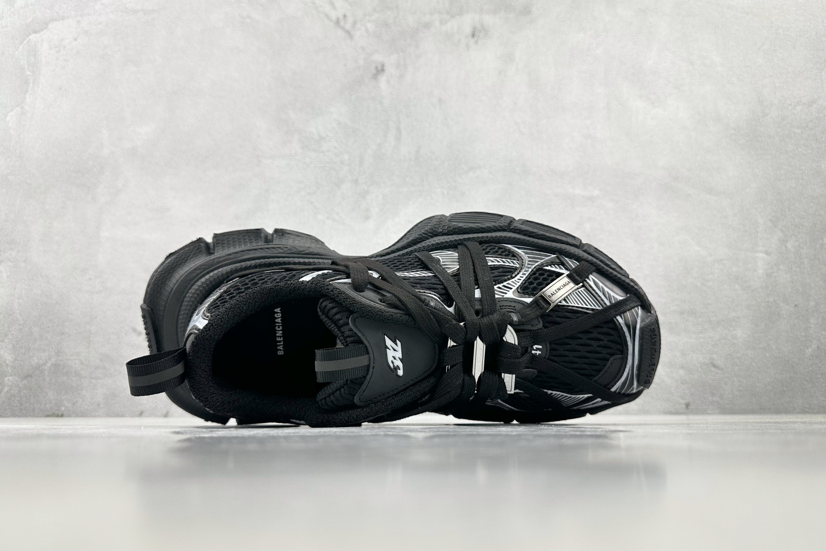 VG 
代购版 Balenciaga巴黎世家 3XL 黑白绑带

货号： W3XCH 0102
尺码：3